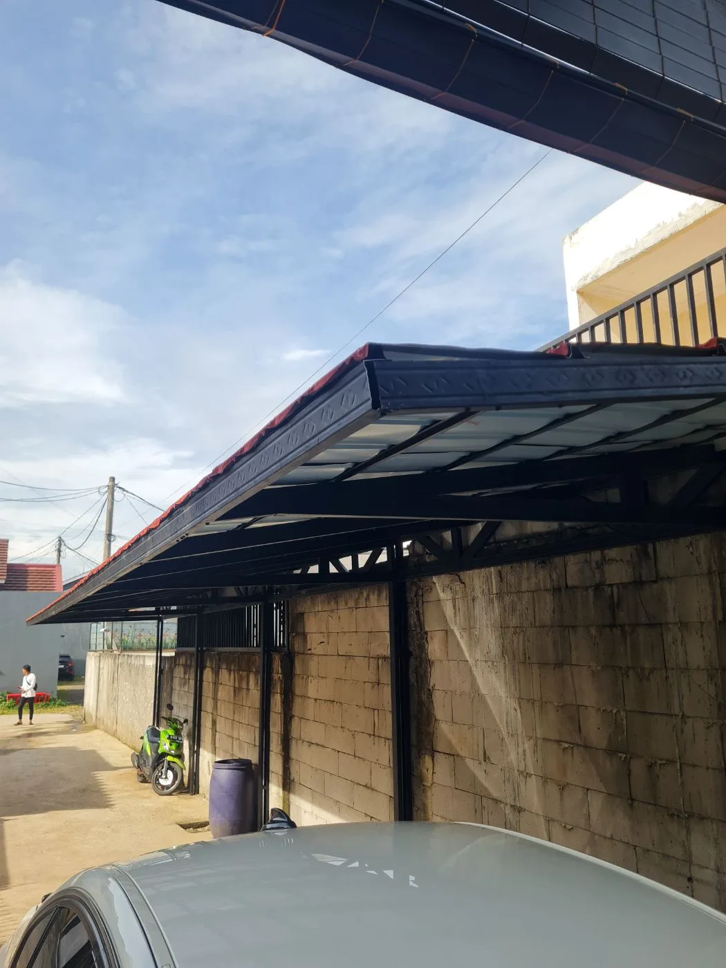 Kanopi galvalum terpasang rapi di area carport rumah