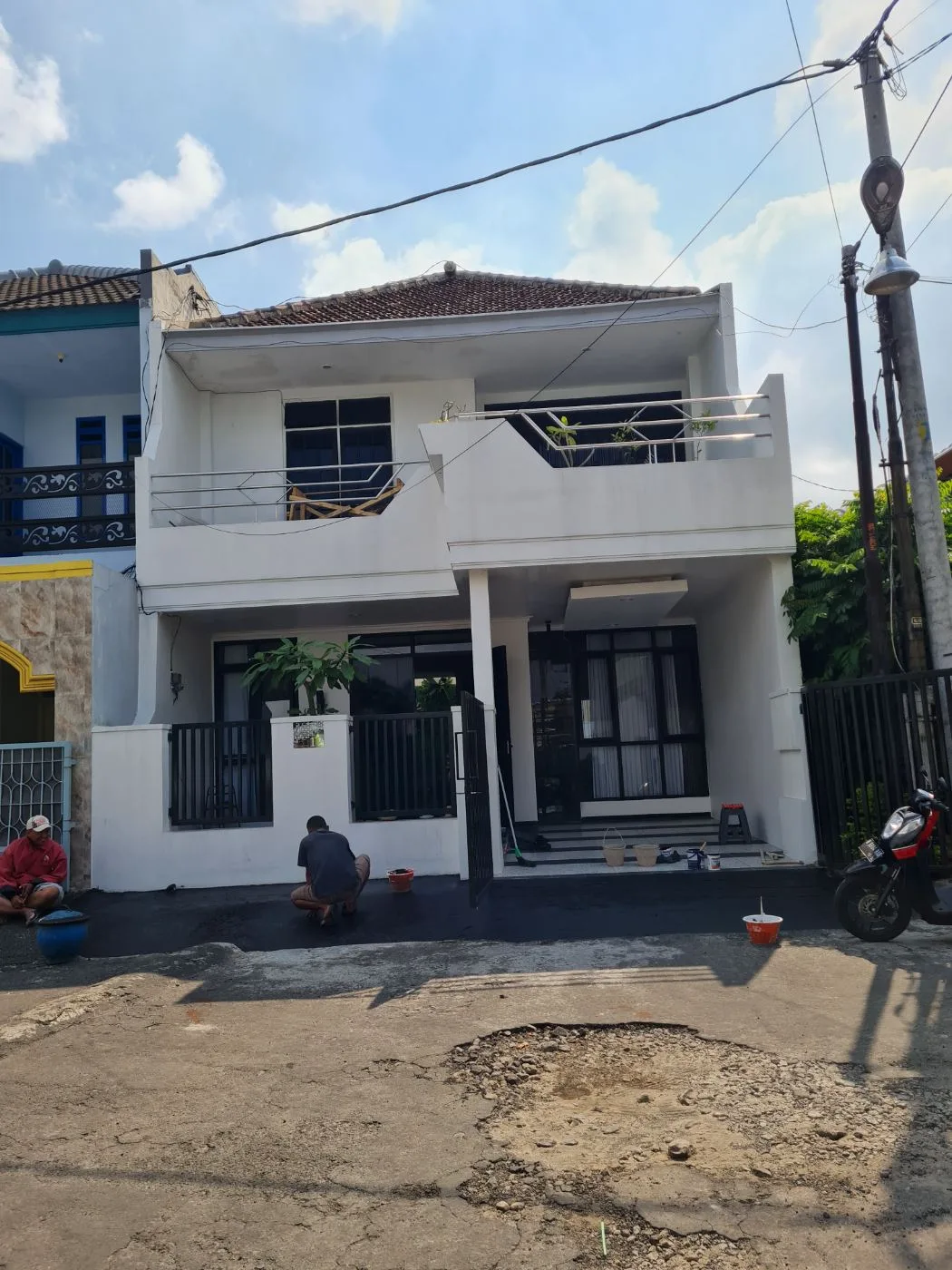 Proses renovasi rumah oleh tim Kapten Kontruksi